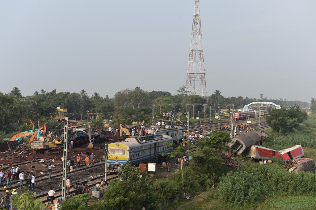 印度列車脫軌相撞事故現場