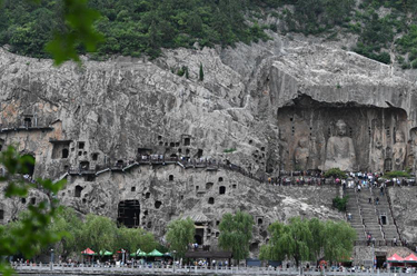 龍門石窟：千年石刻藝術引遊客