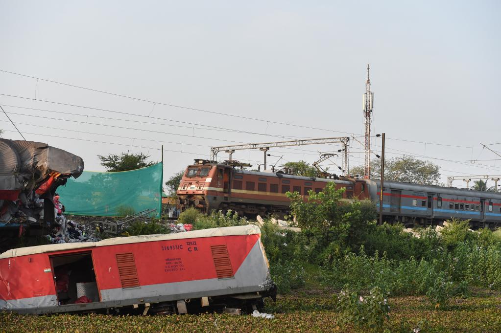 印度调查列车脱轨相撞事故 事发路段恢复运营