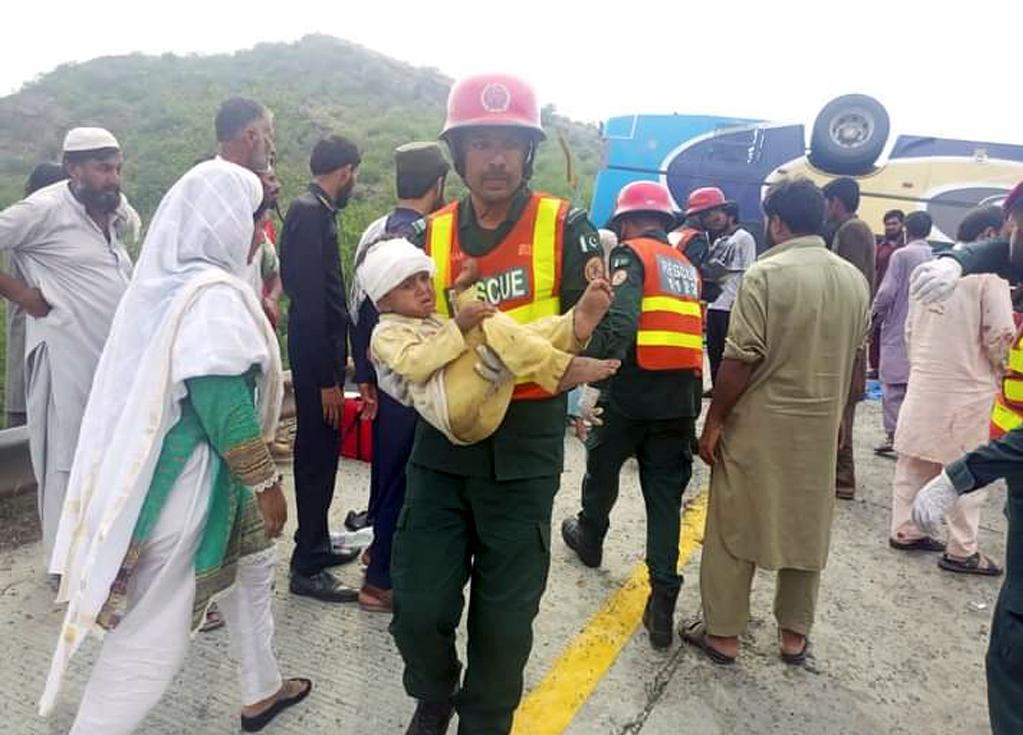 巴基斯坦东部发生客车翻车事故致14人死亡