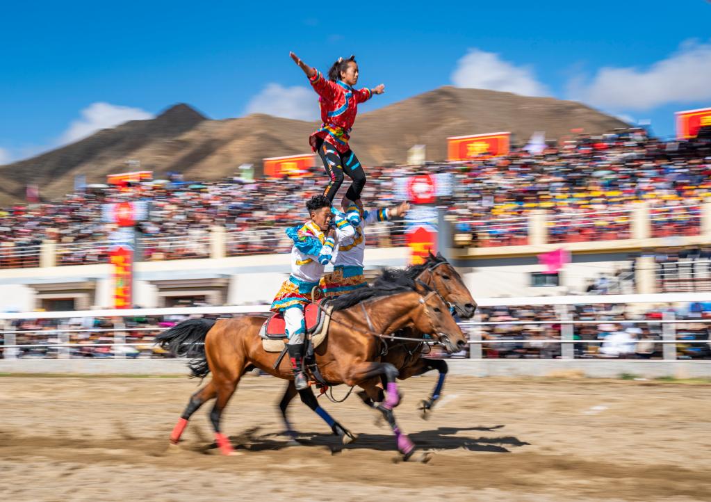 “策马欢歌·珠峰云际”赛马活动在西藏日喀则举行