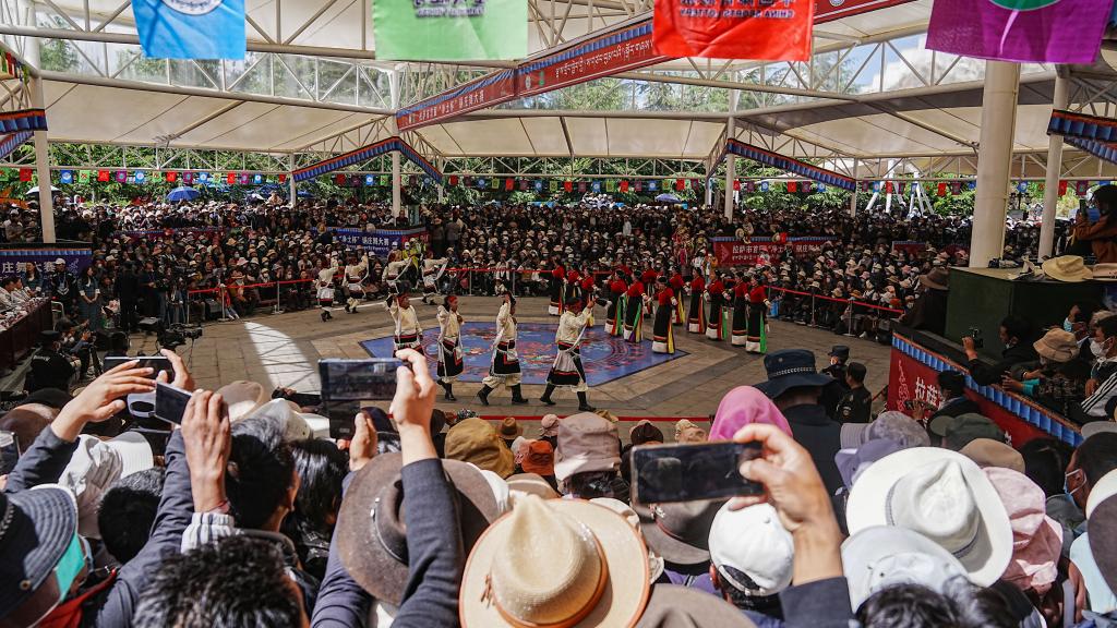 拉萨市举行首届锅庄舞大赛