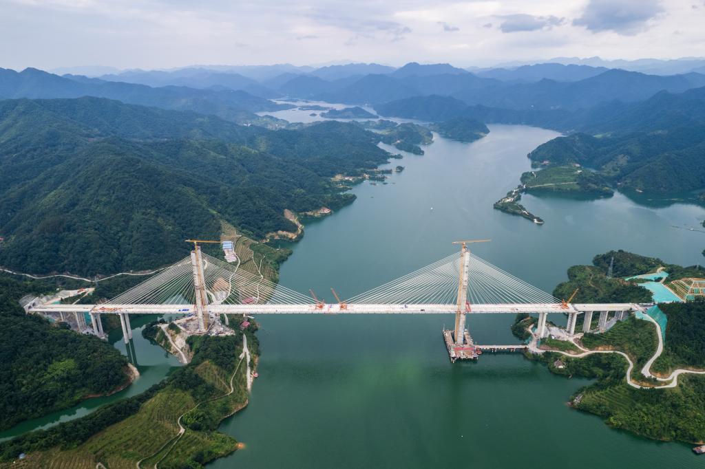 湖南官新高速控制性工程雪峰湖大桥合龙