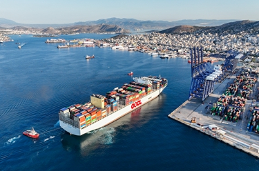 “东方比雷埃夫斯”号大型集装箱船首航停靠希腊比雷埃夫斯港