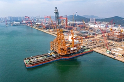 渤海首个千亿方大气田一期项目中心平台在青岛装船