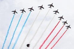 法国举行以“士气”为主题的国庆阅兵式