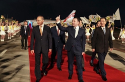 来华出席成都大运会开幕式并访问的格鲁吉亚总理加里巴什维利抵达四川省成都市
