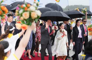 成都大运会丨来华出席成都大运会开幕式并访问的印度尼西亚总统佐科抵达四川省成都市