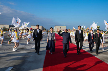 成都大運會丨來華出席成都大運會開幕式並訪問的布隆迪總統恩達伊施米耶抵達四川省成都市