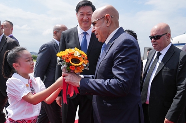 成都大运会丨来华出席成都大运会开幕式并访问的毛里塔尼亚总统加兹瓦尼抵达四川省成都市