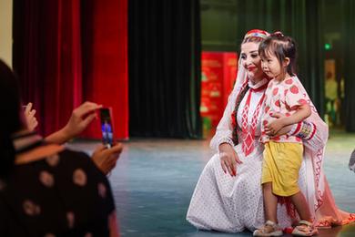 塔吉克斯坦歌舞晚会《绚丽多姿》在乌鲁木齐上演