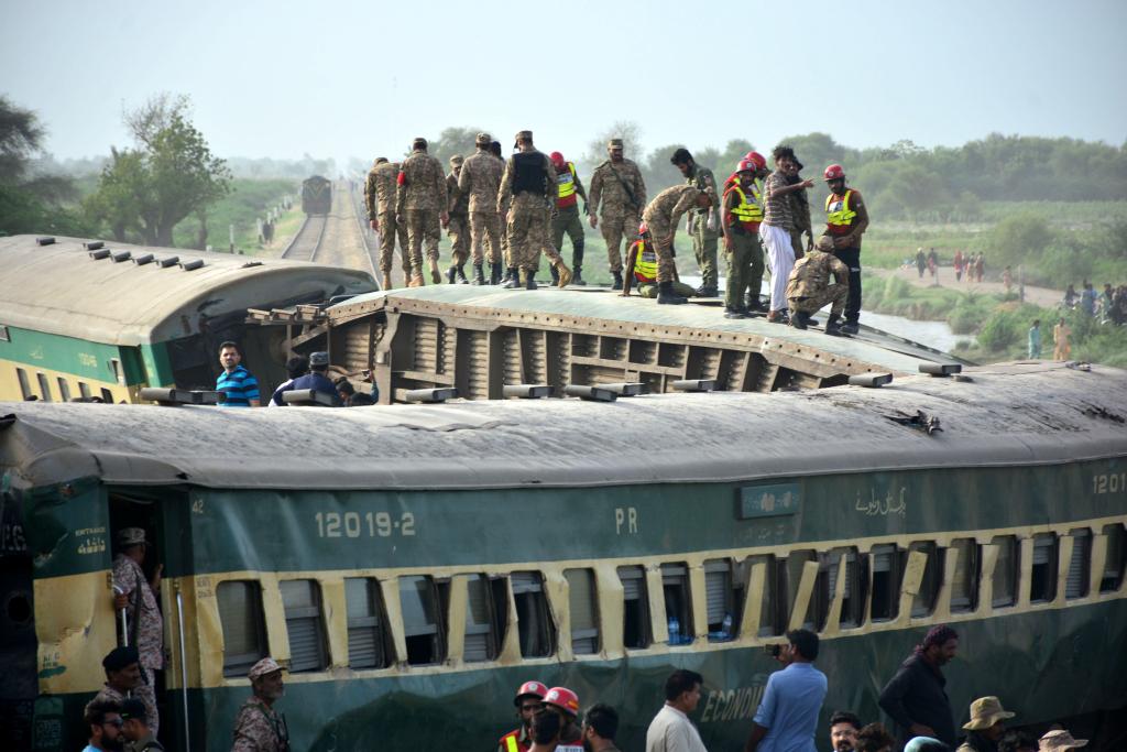 巴基斯坦列车脱轨搜救结束 死亡人数升至30人
