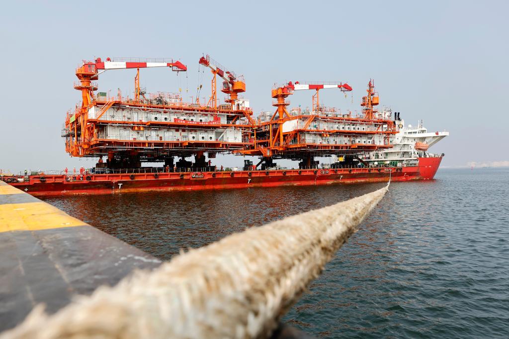 渤海首个千亿方大气田I期项目海上平台在工厂建造完工