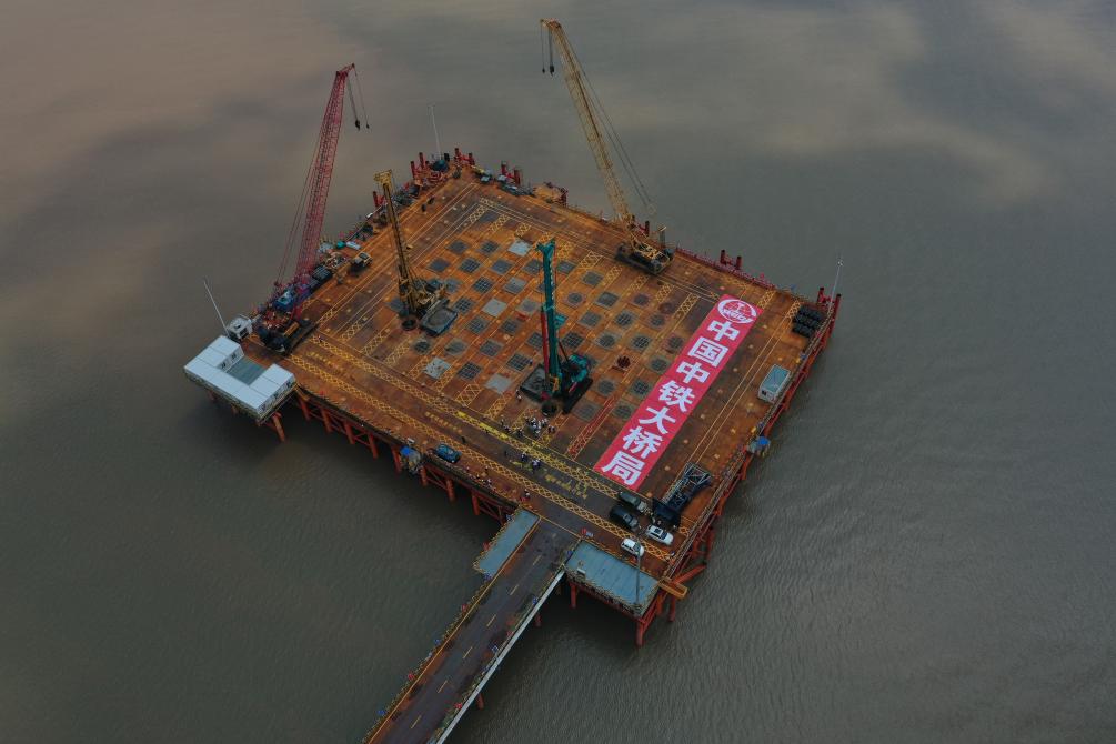 新華全媒+丨杭州灣跨海鐵路橋施工取得突破性進展