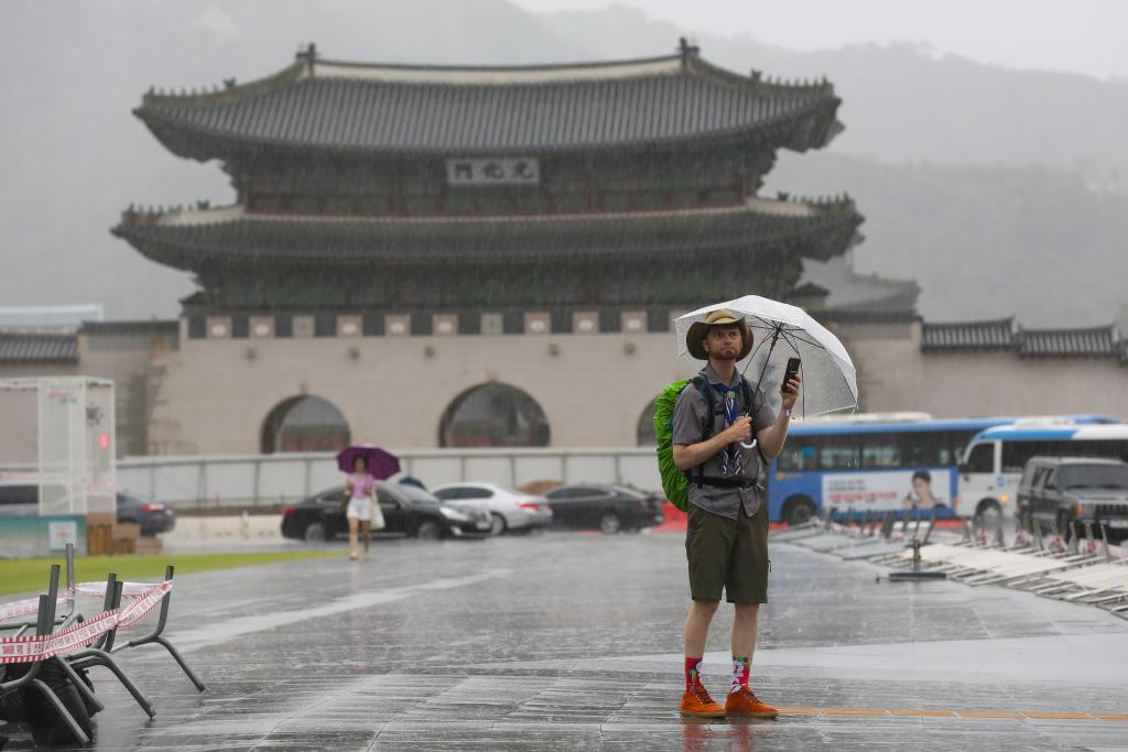 台风“卡努”来袭 韩国普降暴雨
