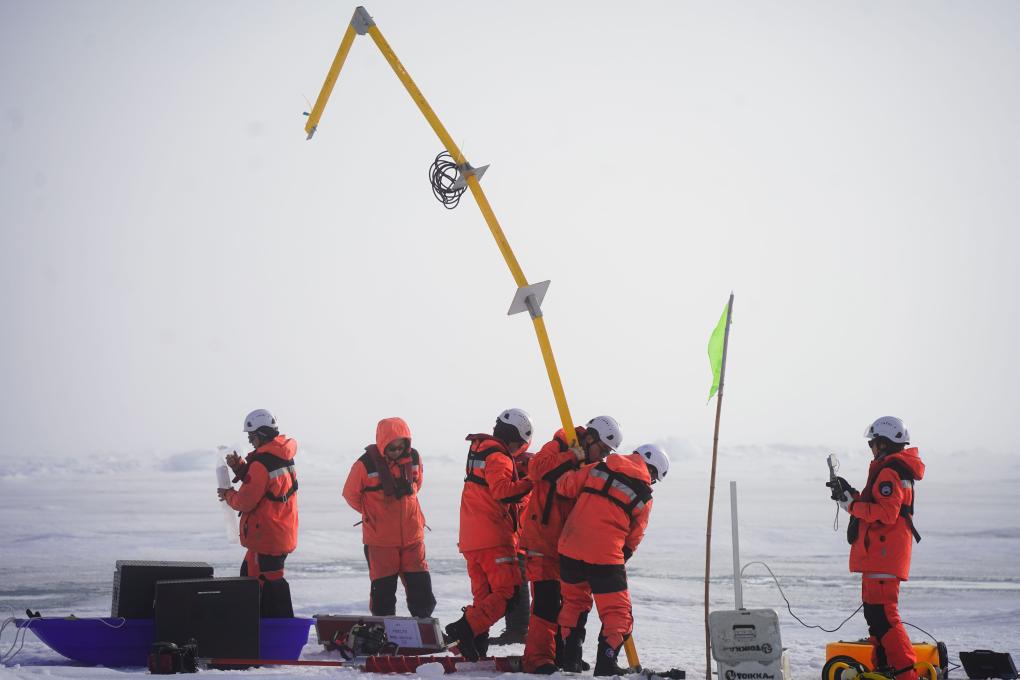 中国第13次北冰洋科学考察队正式开始海冰综合调查作业
