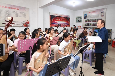 新华全媒＋丨李舒尤和他的乡村音乐课堂