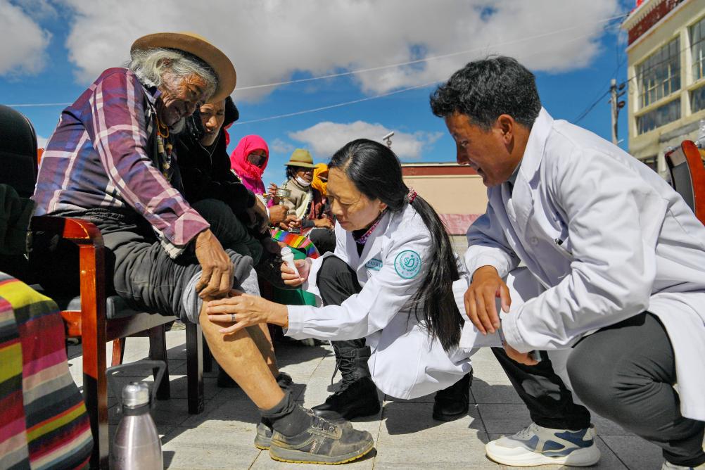 西藏阿里：义诊献爱心