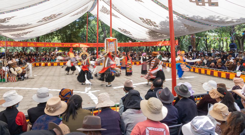 西藏拉萨：过雪顿佳节 享藏戏“盛宴”