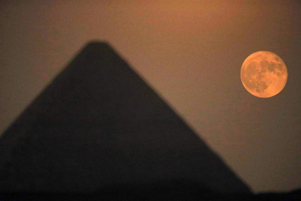 “超级月亮”现身金字塔旁