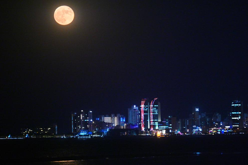 “超级月亮”现身科威特上空