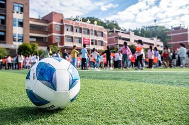 重庆：留守女童足球队“踢”出19个大学生