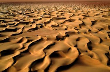 在新疆麦盖提感受沙漠风光