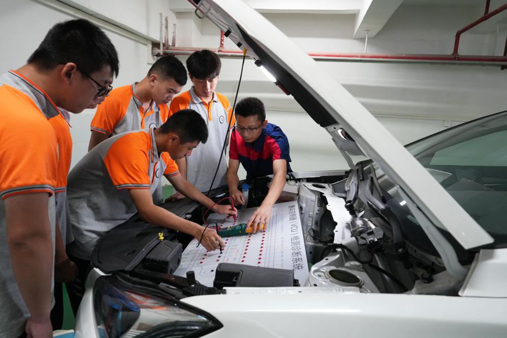 重庆：校企合作培养新能源汽车维修人才