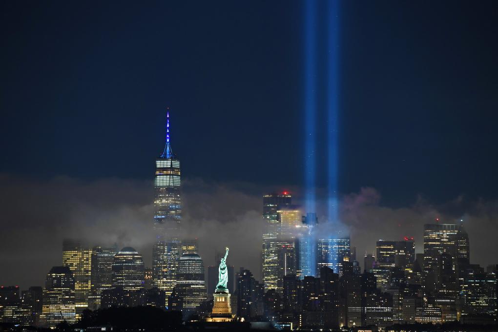 光柱纪念“9·11”恐怖袭击事件二十二周年