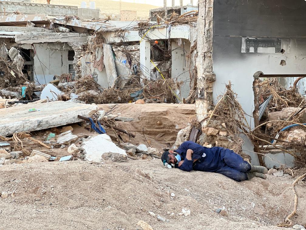 利比亞德爾納廢墟上的救援