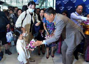 免簽首日 泰國總理親赴機場迎接中國遊客