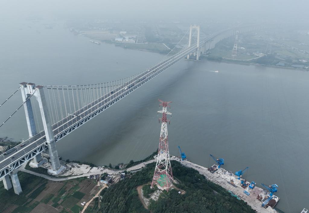 江苏镇江：国内首个“交改直”输电工程完成长江大跨越段换线