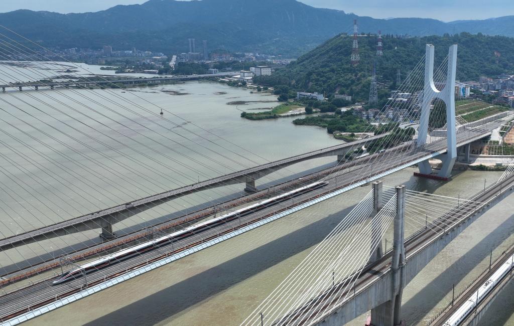 新华全媒+丨我国首条时速350公里跨海高铁正式开通运营