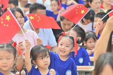 广西梧州：小学生多彩活动迎“双节”