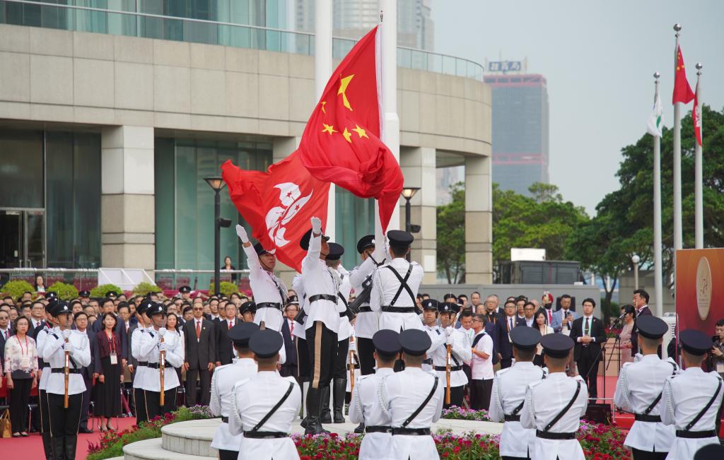香港特区政府举行升旗仪式和酒会庆祝新中国成立74周年