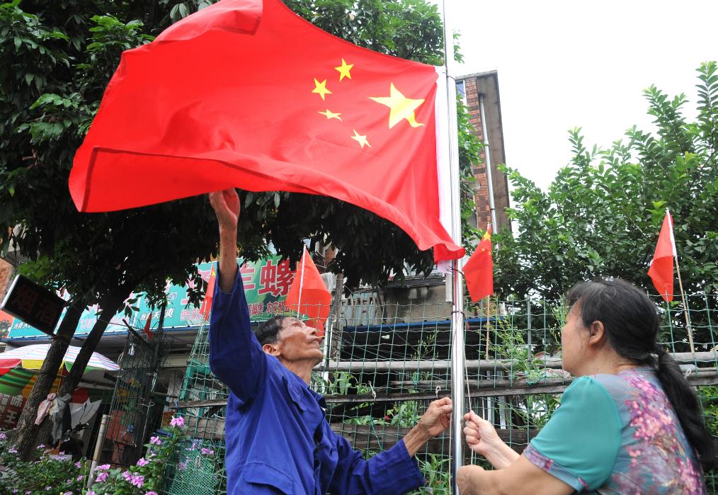 新華全媒+丨在家門口升國旗，這位八旬老黨員堅持了29年