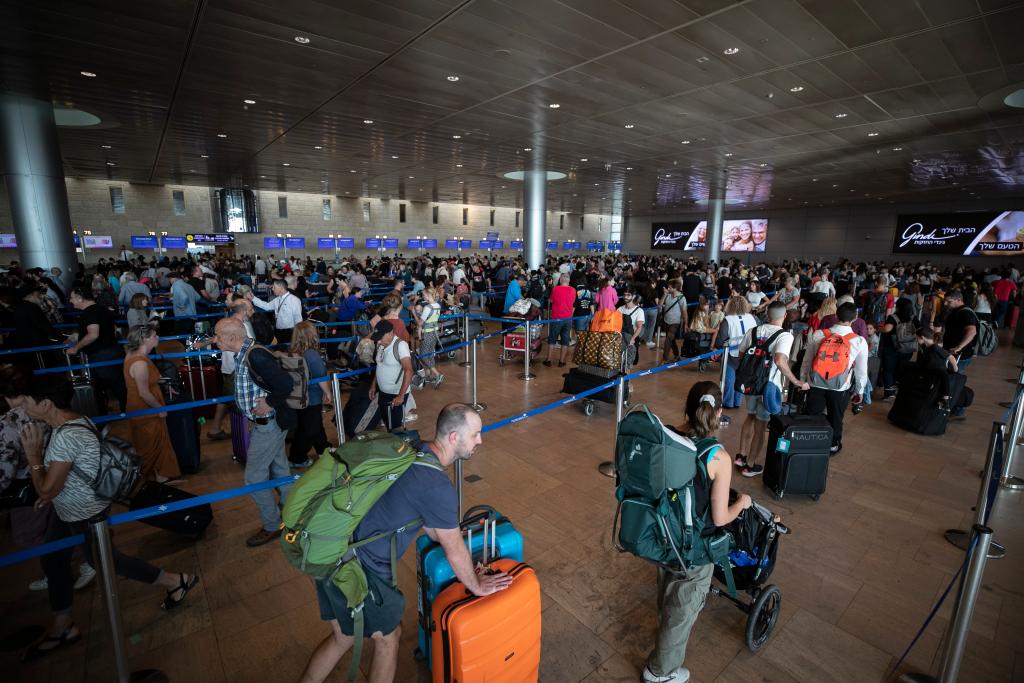 以色列本-古里安国际机场大量航班取消或延误 部分旅客滞留