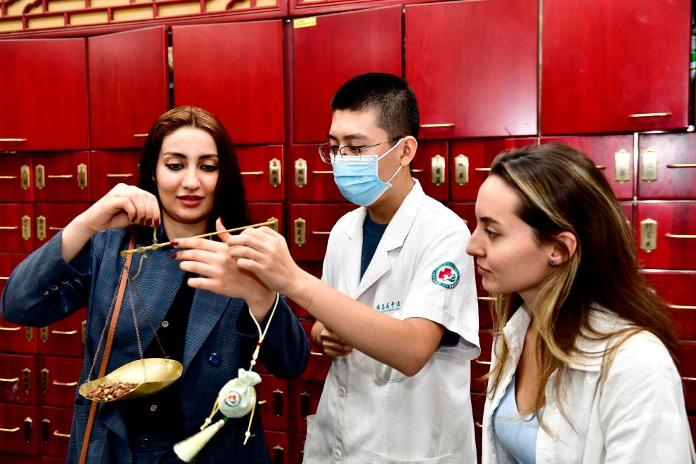共建“一带一路”国家留学生感受中医药文化魅力