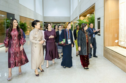 彭丽媛同出席第三届“一带一路”国际合作高峰论坛外方领导人夫人参观中国工艺美术馆
