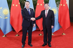 李强会见哈萨克斯坦总理斯迈洛夫