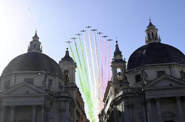 飞行表演庆祝意大利国家团结日