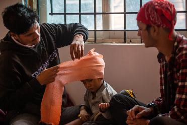 尼泊尔：救治地震伤者
