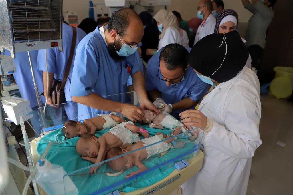 被困在加沙地带最大医院希法医院的31名早产儿已撤离