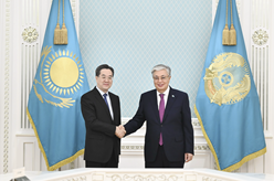 丁薛祥会见哈萨克斯坦总统托卡耶夫