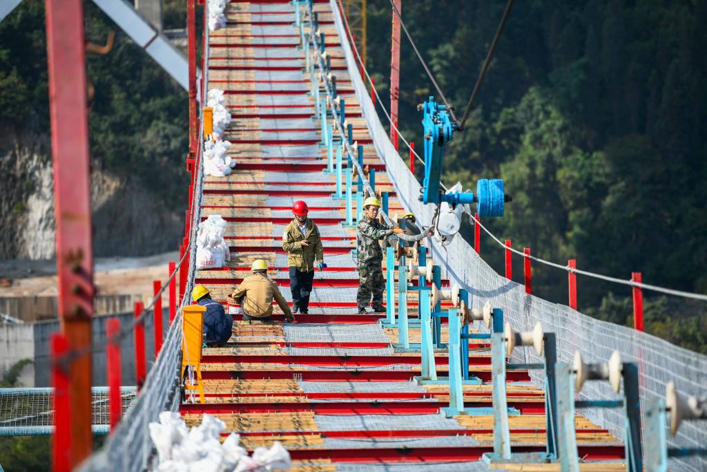 贵州兴义：金州大桥进入主缆架设阶段