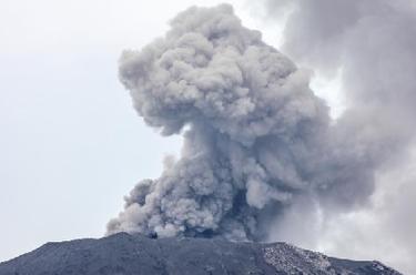 印尼马拉皮火山持续喷发