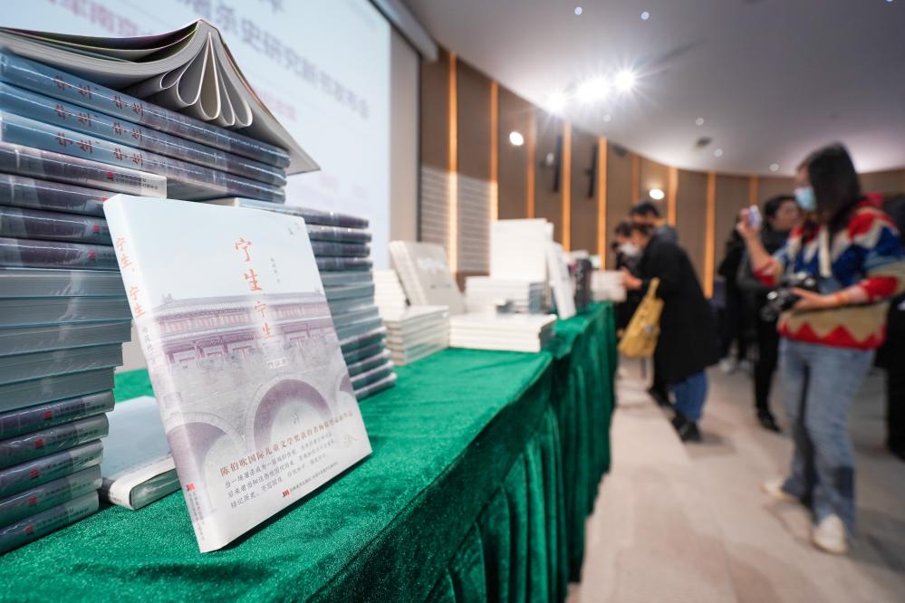 侵华日军南京大屠杀遇难同胞纪念馆举行新书发布会