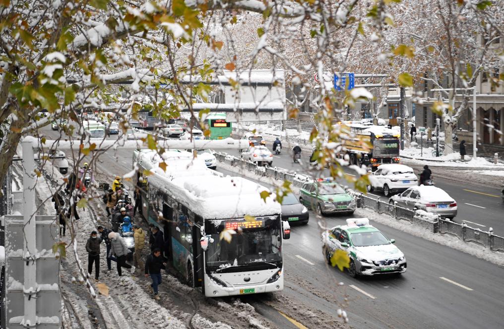 河南郑州遭遇暴雪天气