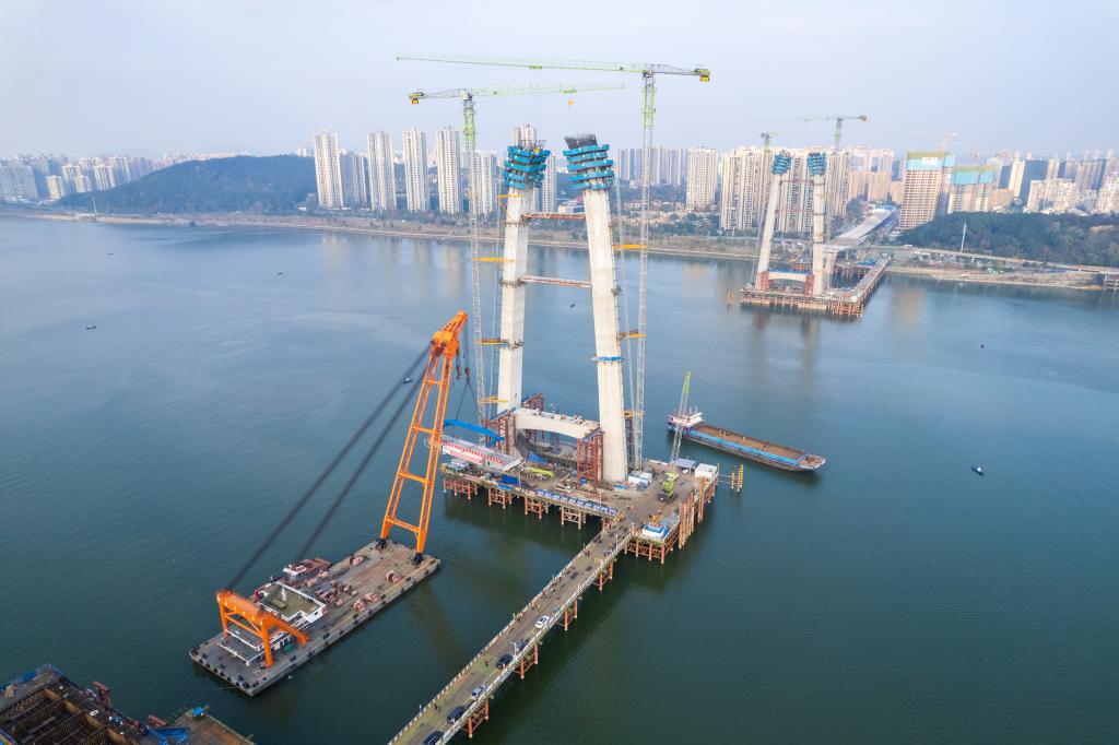 长沙兴联路大通道项目双塔斜拉桥首段主梁架设完成