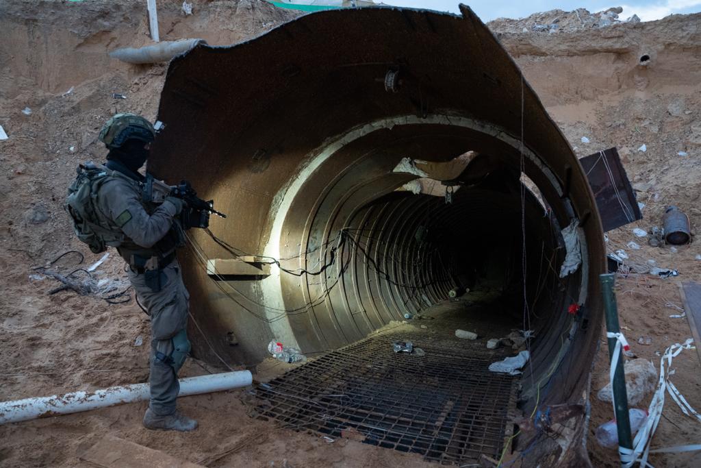 以军说在加沙地带发现迄今最大规模哈马斯地下隧道